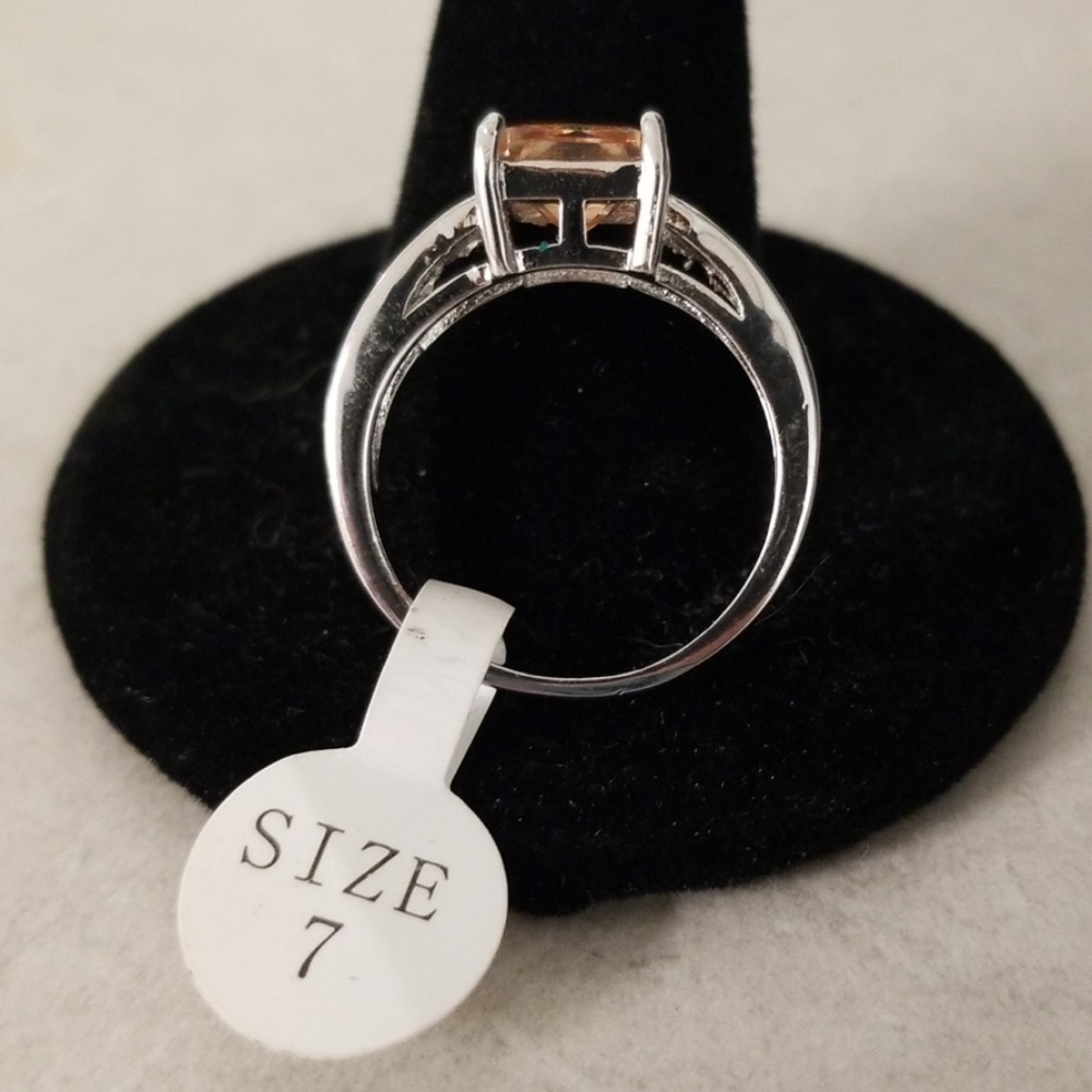 Size 7 Beautiful Ring - Picture 5 of 5